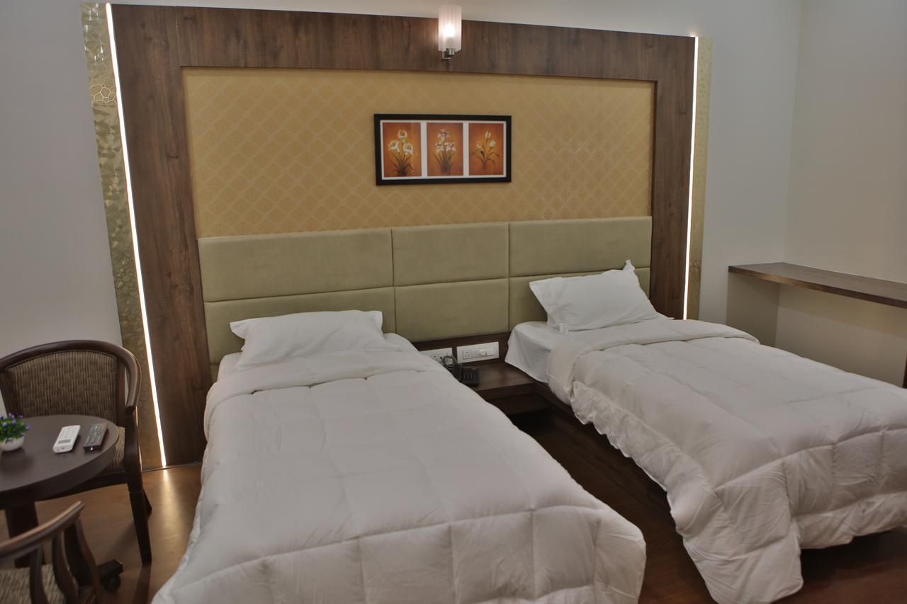 Hotel K P Pride Jalgaon ภายนอก รูปภาพ